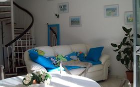Sunny Seaside Apartament